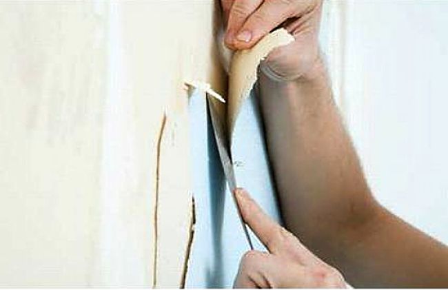 Careful inspection of the wallpaper to ascertain the type of wallpaper and the adhesive method can make it easier to remove it without damaging the wall surface
