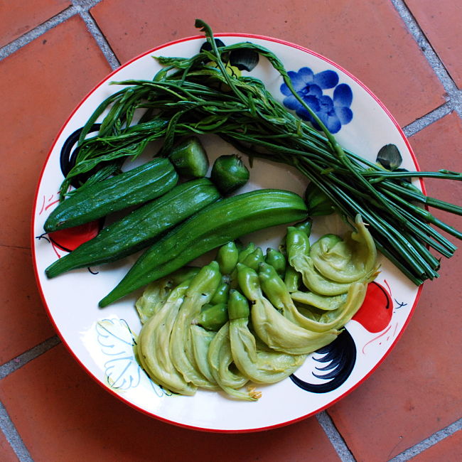 Lightly steamed vegetables retain most of their nutrients because it is quick and little water is used