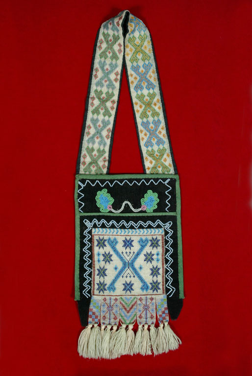 Woodlands peoples first made large carrying bags for various purposes, such as for hunting or traveling.