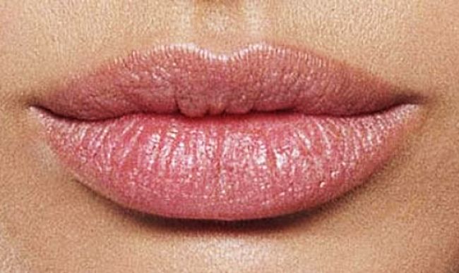 Wrinkly lips are unattractive - learn how to prevent your lips wrinkling and the best natural remedies